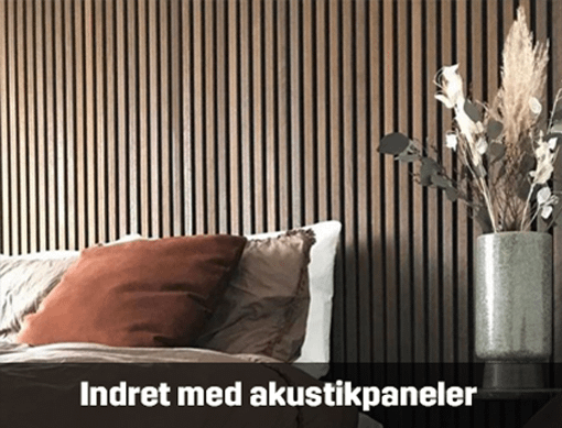 Indret med akustikpanel